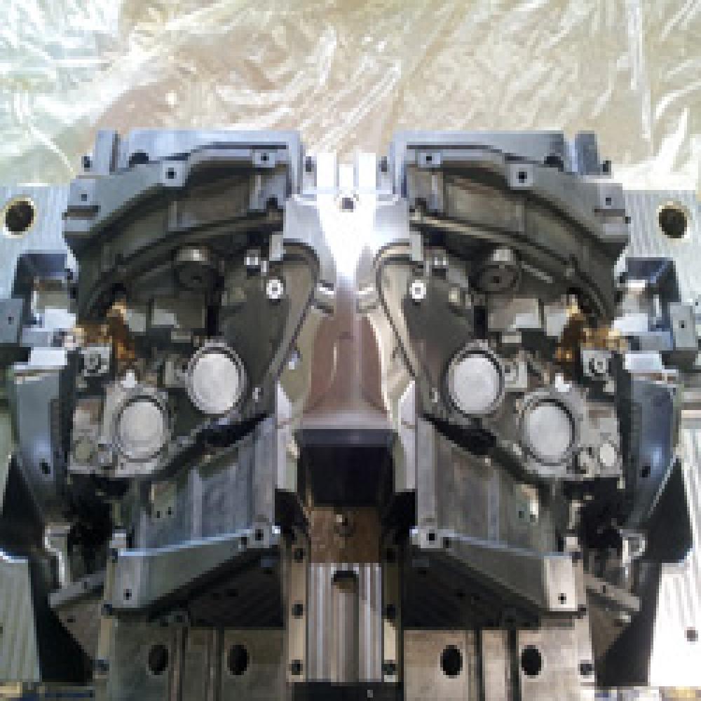 Plastic injection mold for automotive parts / Midium & large
